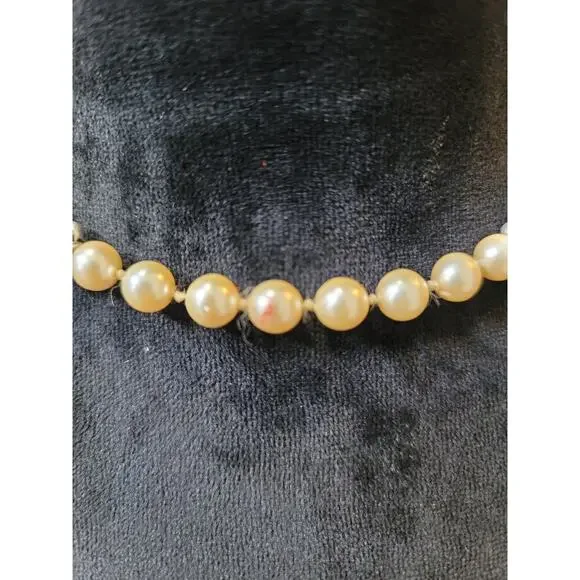 Women's Cream Pearl Beaded Necklace With Antique Silver Crown Shaped Lock - Picture 3 of 6